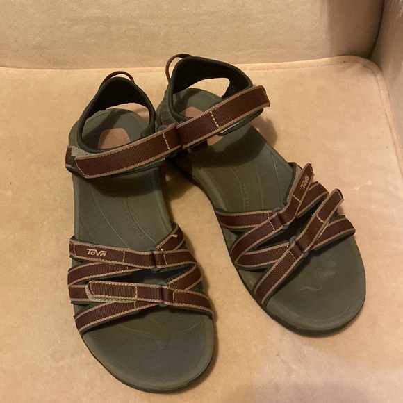 burgundy teva sandals
